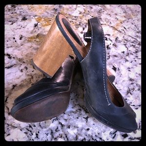 Women’s Fossil Wood Heel Peep Toe Leather Heels👠